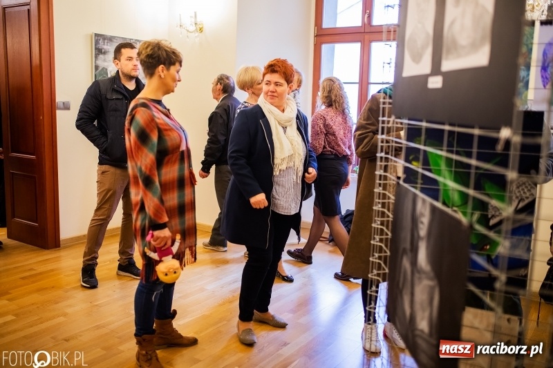Zdjęcie w galerii na portalu naszraciborz.pl: Debiut. Wernisaż prac uczniów Liceum Plastycznego na Zamku Piastowskim wiadomości z regionu