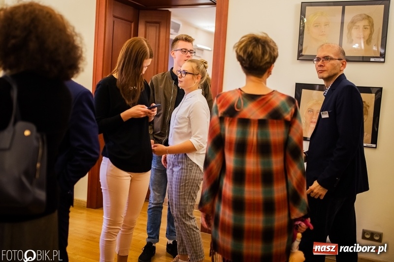 Zdjęcie w galerii na portalu naszraciborz.pl: Debiut. Wernisaż prac uczniów Liceum Plastycznego na Zamku Piastowskim wiadomości z regionu
