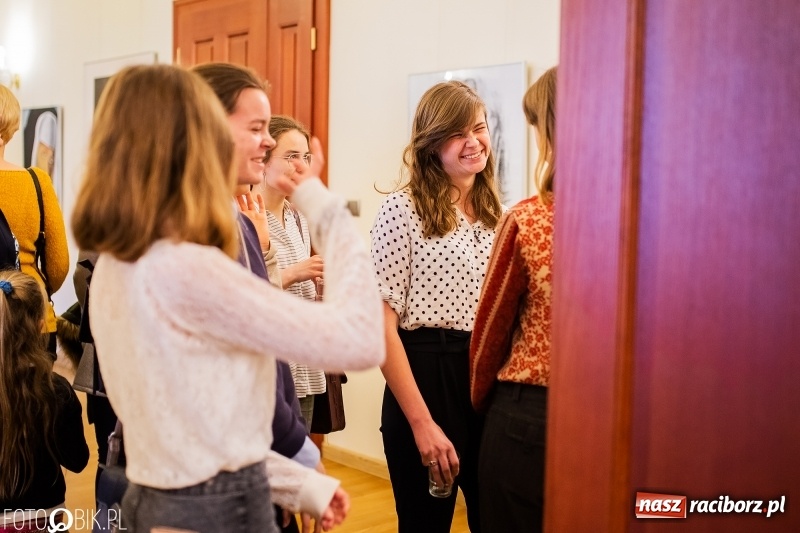 Zdjęcie w galerii na portalu naszraciborz.pl: Debiut. Wernisaż prac uczniów Liceum Plastycznego na Zamku Piastowskim wiadomości z regionu