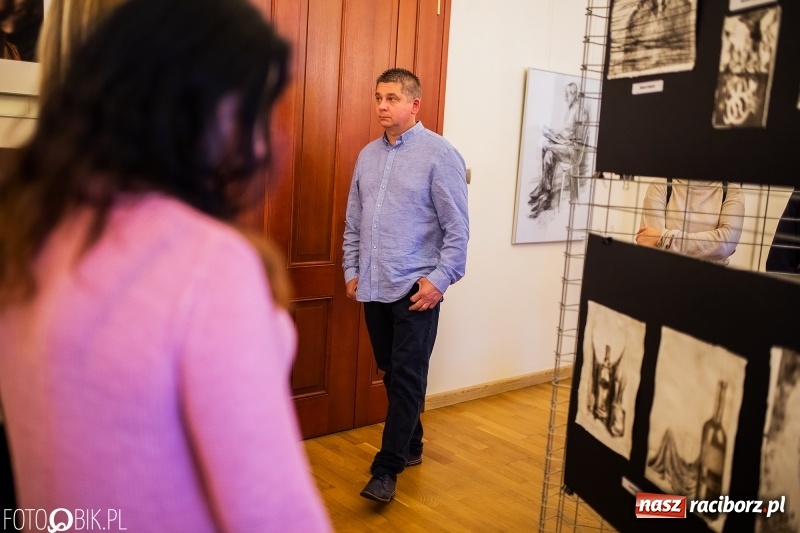 Zdjęcie w galerii na portalu naszraciborz.pl: Debiut. Wernisaż prac uczniów Liceum Plastycznego na Zamku Piastowskim wiadomości z regionu