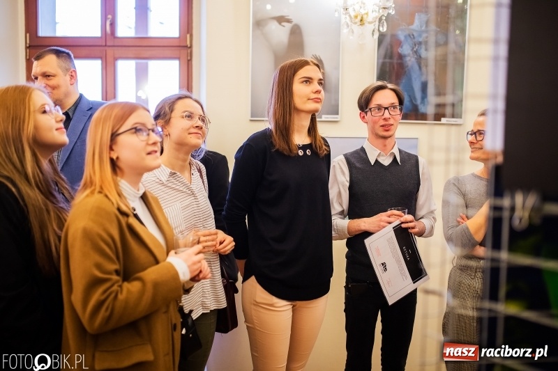 Zdjęcie w galerii na portalu naszraciborz.pl: Debiut. Wernisaż prac uczniów Liceum Plastycznego na Zamku Piastowskim wiadomości z regionu