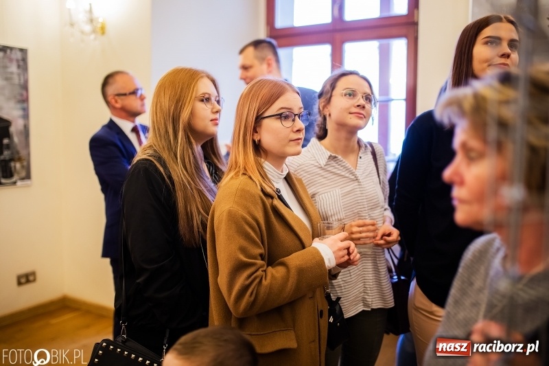 Zdjęcie w galerii na portalu naszraciborz.pl: Debiut. Wernisaż prac uczniów Liceum Plastycznego na Zamku Piastowskim wiadomości z regionu