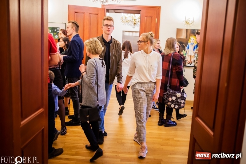 Zdjęcie w galerii na portalu naszraciborz.pl: Debiut. Wernisaż prac uczniów Liceum Plastycznego na Zamku Piastowskim wiadomości z regionu