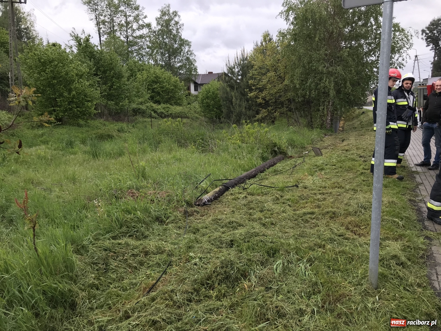 Zdjęcie w galerii na portalu naszraciborz.pl: W Brzeziu słup zatarasował drogę  wiadomości z regionu