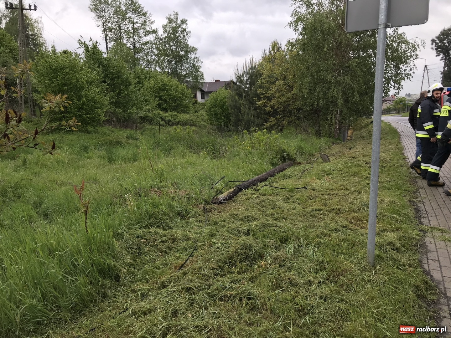 Zdjęcie w galerii na portalu naszraciborz.pl: W Brzeziu słup zatarasował drogę  wiadomości z regionu
