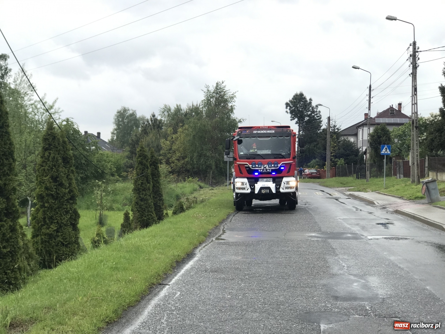 Zdjęcie w galerii na portalu naszraciborz.pl: W Brzeziu słup zatarasował drogę  wiadomości z regionu