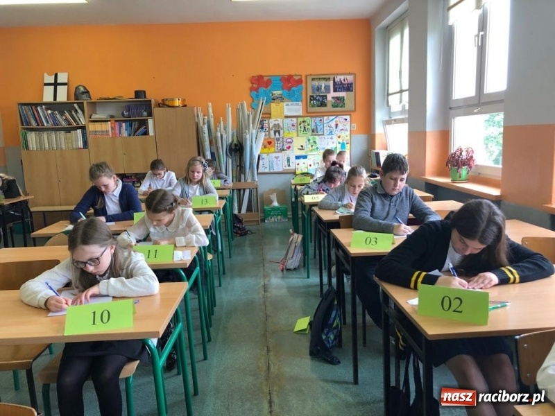 Zdjęcie w galerii na portalu naszraciborz.pl: Po raz 27. rywalizowali o tytuł Mistrza Ortografii wiadomości z regionu