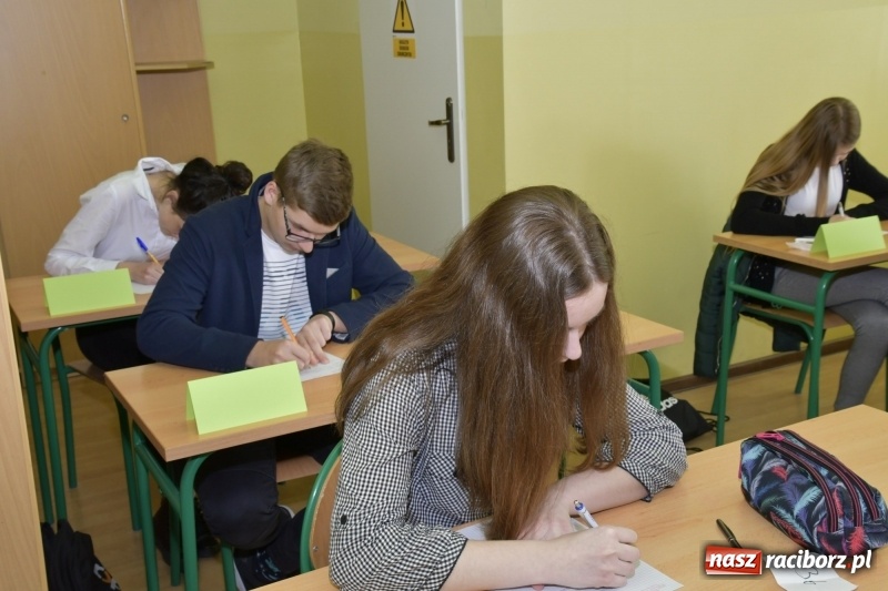 Zdjęcie w galerii na portalu naszraciborz.pl: Po raz 27. rywalizowali o tytuł Mistrza Ortografii wiadomości z regionu