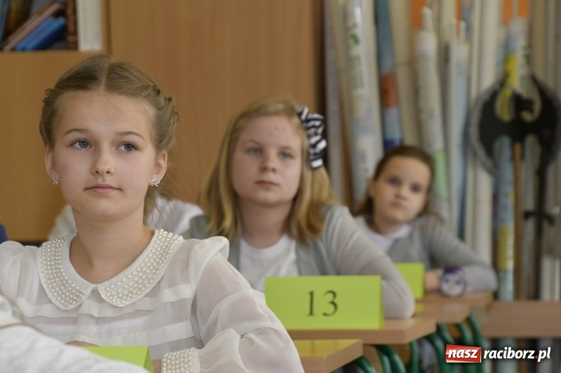 Zdjęcie w galerii na portalu naszraciborz.pl: Po raz 27. rywalizowali o tytuł Mistrza Ortografii wiadomości z regionu