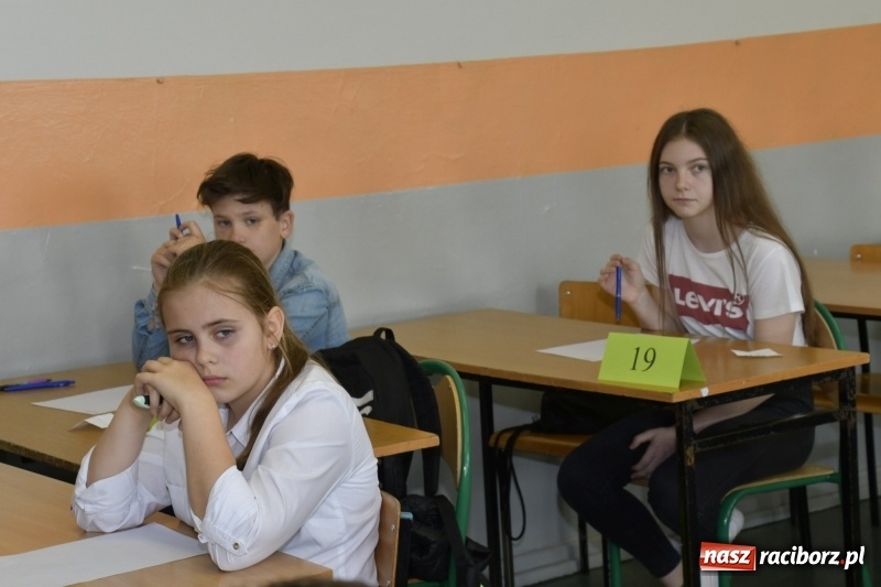 Zdjęcie w galerii na portalu naszraciborz.pl: Po raz 27. rywalizowali o tytuł Mistrza Ortografii wiadomości z regionu