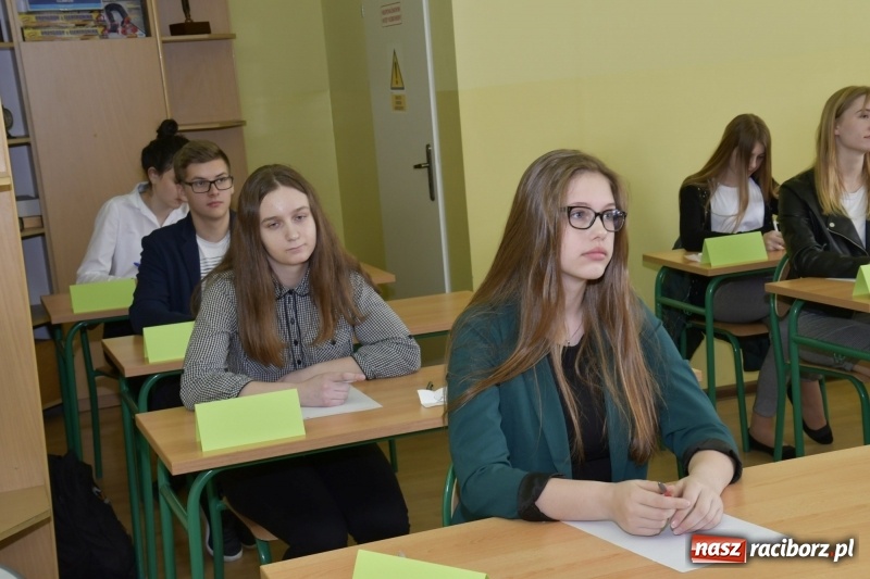 Zdjęcie w galerii na portalu naszraciborz.pl: Po raz 27. rywalizowali o tytuł Mistrza Ortografii wiadomości z regionu