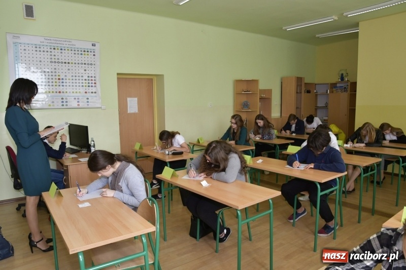 Zdjęcie w galerii na portalu naszraciborz.pl: Po raz 27. rywalizowali o tytuł Mistrza Ortografii wiadomości z regionu