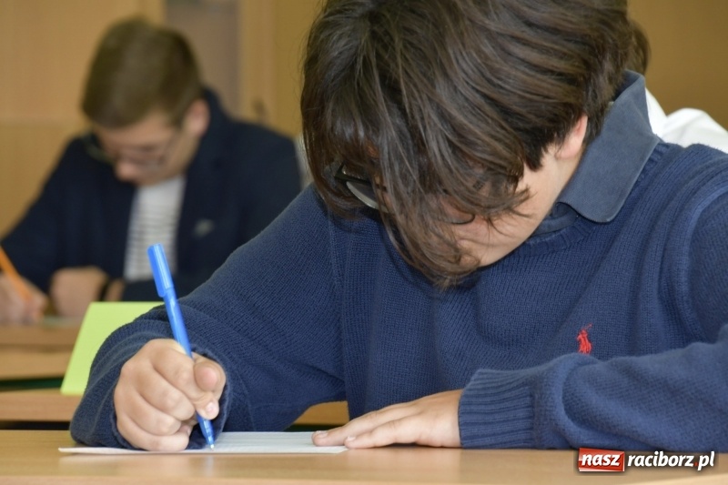 Zdjęcie w galerii na portalu naszraciborz.pl: Po raz 27. rywalizowali o tytuł Mistrza Ortografii wiadomości z regionu