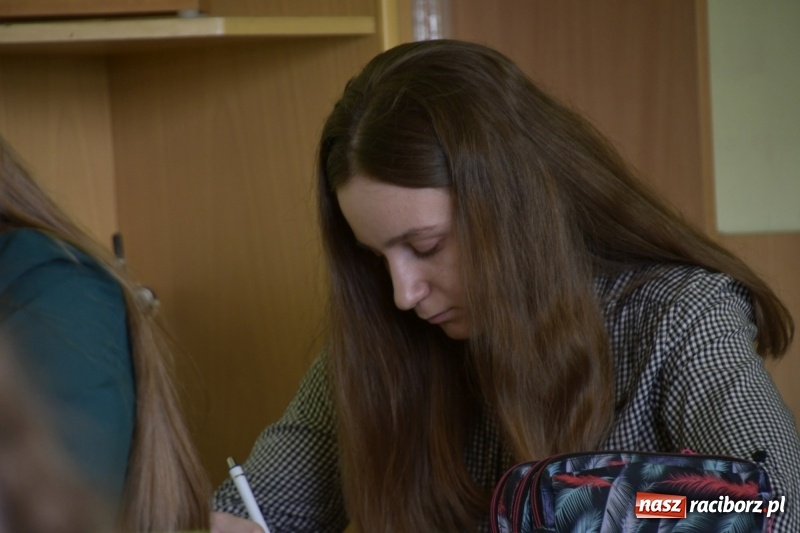 Zdjęcie w galerii na portalu naszraciborz.pl: Po raz 27. rywalizowali o tytuł Mistrza Ortografii wiadomości z regionu