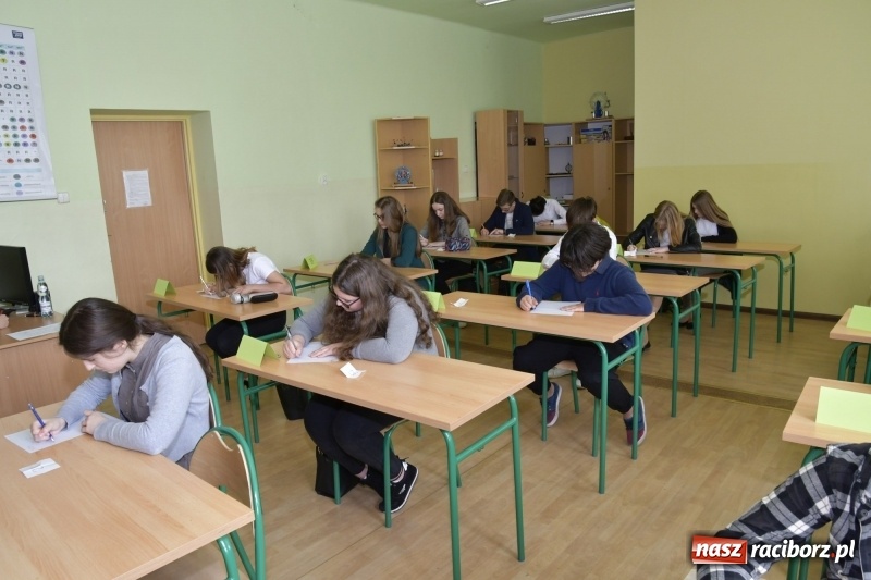 Zdjęcie w galerii na portalu naszraciborz.pl: Po raz 27. rywalizowali o tytuł Mistrza Ortografii wiadomości z regionu