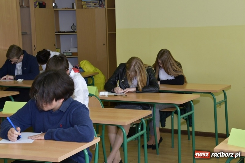 Zdjęcie w galerii na portalu naszraciborz.pl: Po raz 27. rywalizowali o tytuł Mistrza Ortografii wiadomości z regionu