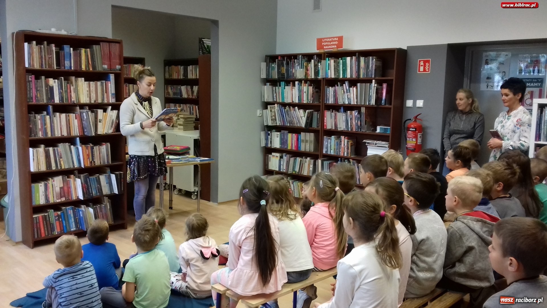 Zdjęcie w galerii na portalu naszraciborz.pl: Z Brazylii wprost do Raciborza. Autorka Tupcia Chrupcia w bibliotece wiadomości z regionu