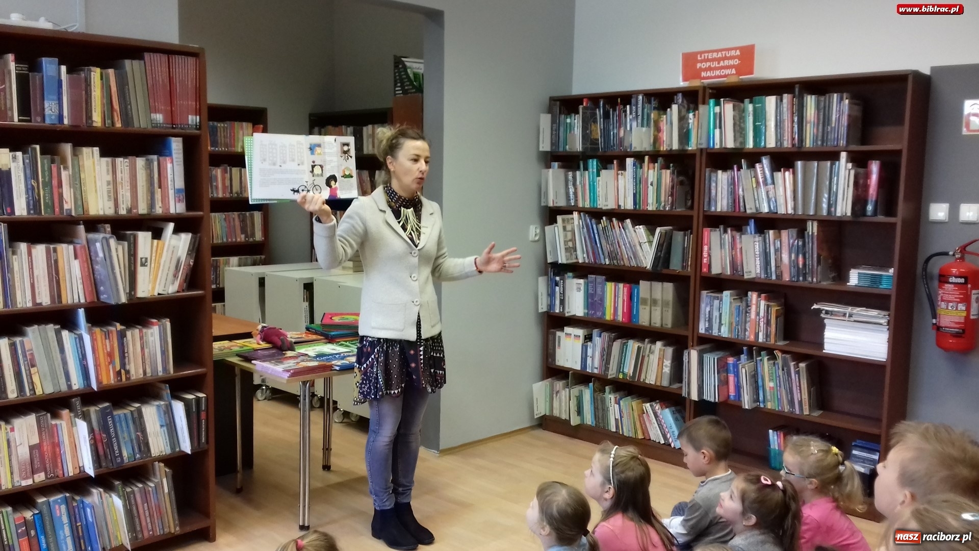 Zdjęcie w galerii na portalu naszraciborz.pl: Z Brazylii wprost do Raciborza. Autorka Tupcia Chrupcia w bibliotece wiadomości z regionu