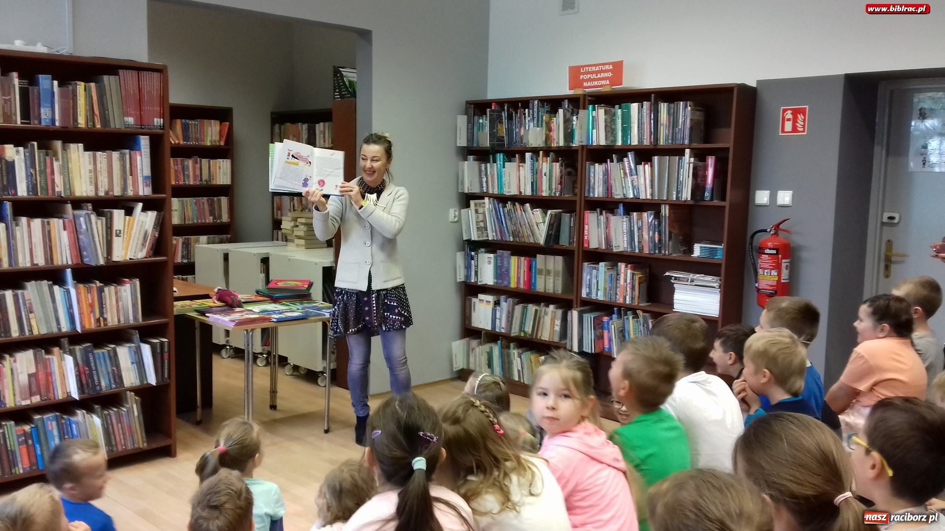 Zdjęcie w galerii na portalu naszraciborz.pl: Z Brazylii wprost do Raciborza. Autorka Tupcia Chrupcia w bibliotece wiadomości z regionu