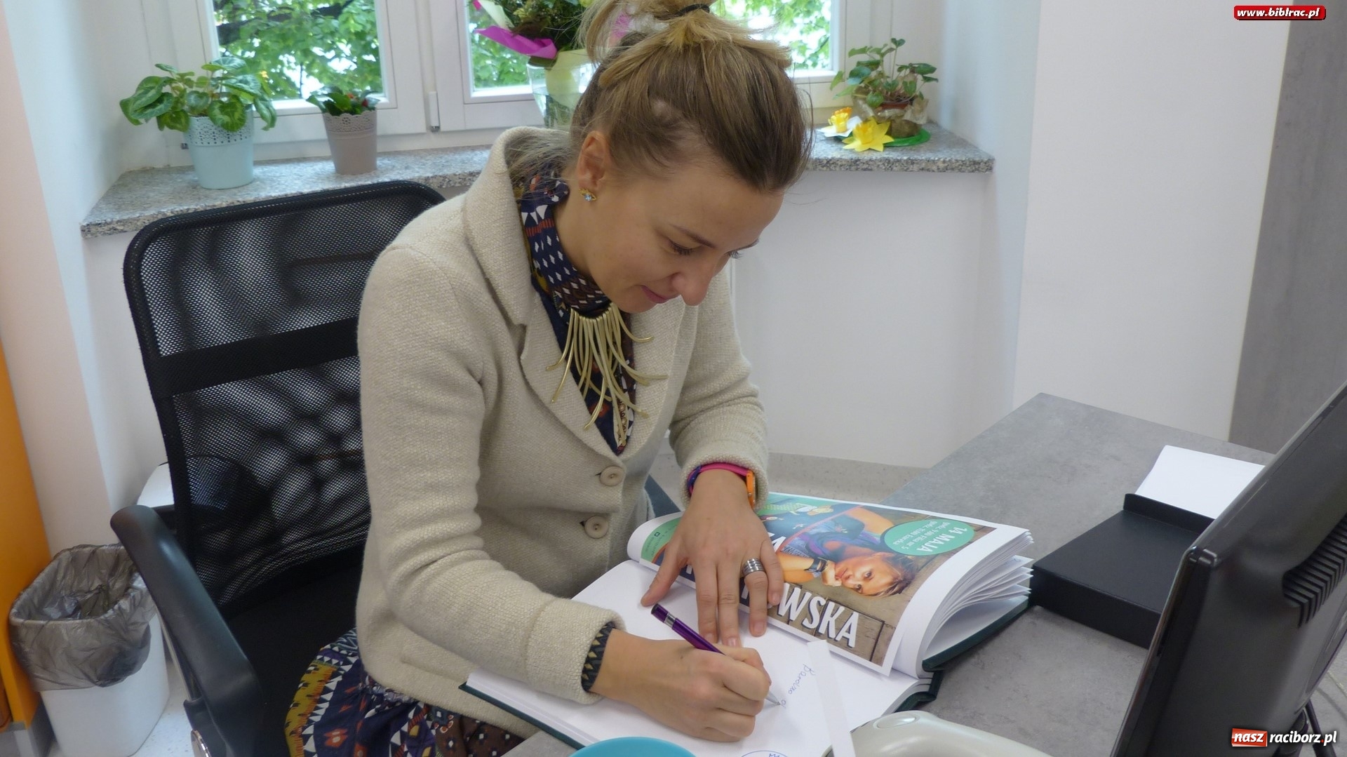 Zdjęcie w galerii na portalu naszraciborz.pl: Z Brazylii wprost do Raciborza. Autorka Tupcia Chrupcia w bibliotece wiadomości z regionu