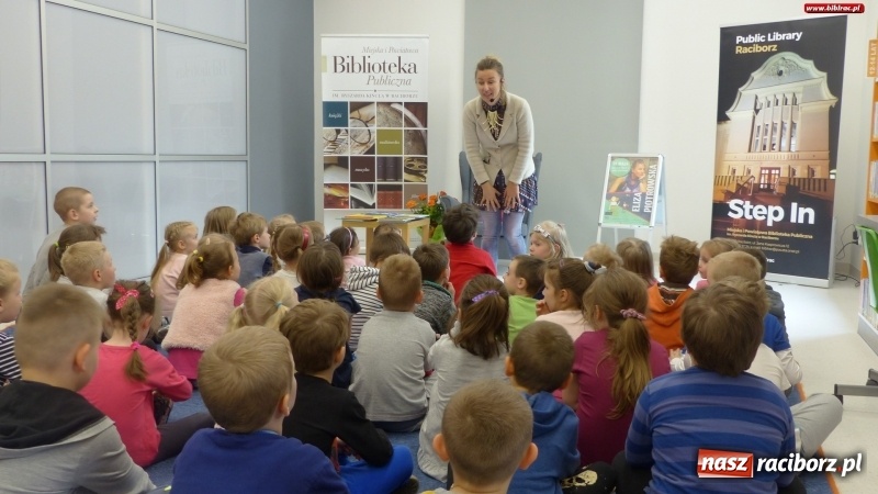 Zdjęcie w galerii na portalu naszraciborz.pl: Z Brazylii wprost do Raciborza. Autorka Tupcia Chrupcia w bibliotece wiadomości z regionu