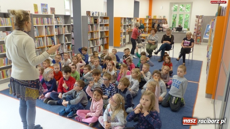 Zdjęcie w galerii na portalu naszraciborz.pl: Z Brazylii wprost do Raciborza. Autorka Tupcia Chrupcia w bibliotece wiadomości z regionu