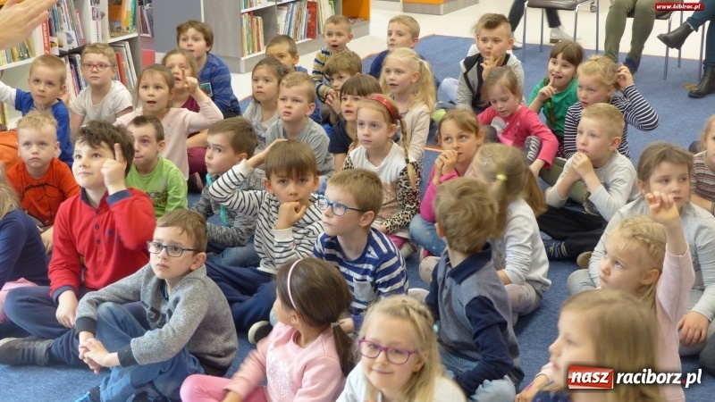 Zdjęcie w galerii na portalu naszraciborz.pl: Z Brazylii wprost do Raciborza. Autorka Tupcia Chrupcia w bibliotece wiadomości z regionu