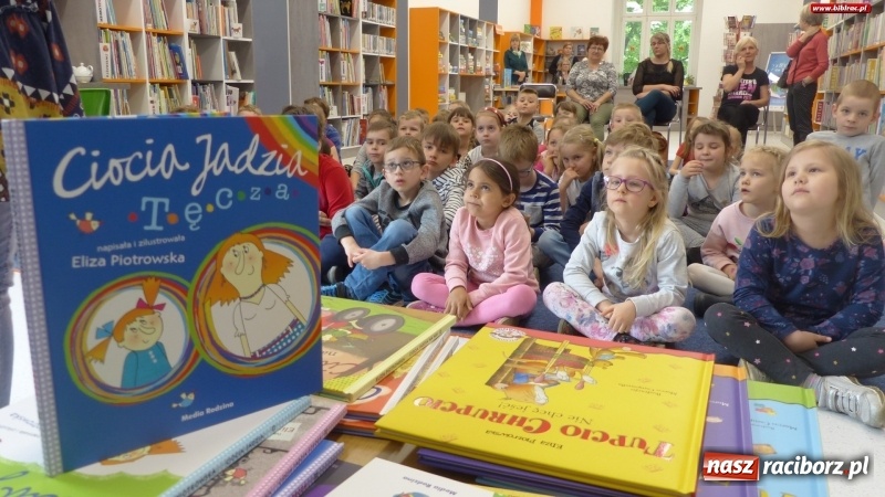 Zdjęcie w galerii na portalu naszraciborz.pl: Z Brazylii wprost do Raciborza. Autorka Tupcia Chrupcia w bibliotece wiadomości z regionu