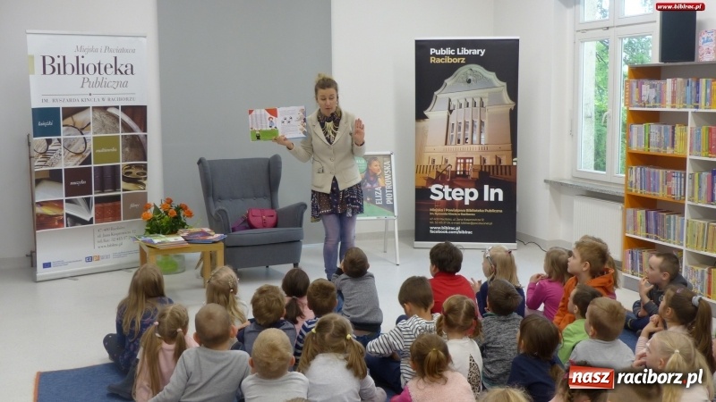Zdjęcie w galerii na portalu naszraciborz.pl: Z Brazylii wprost do Raciborza. Autorka Tupcia Chrupcia w bibliotece wiadomości z regionu