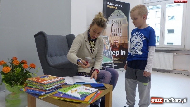 Zdjęcie w galerii na portalu naszraciborz.pl: Z Brazylii wprost do Raciborza. Autorka Tupcia Chrupcia w bibliotece wiadomości z regionu