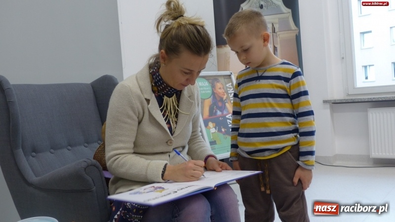 Zdjęcie w galerii na portalu naszraciborz.pl: Z Brazylii wprost do Raciborza. Autorka Tupcia Chrupcia w bibliotece wiadomości z regionu