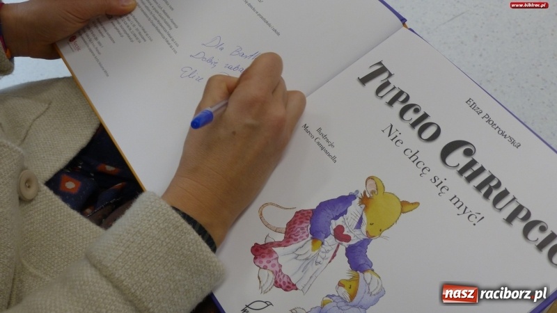 Zdjęcie w galerii na portalu naszraciborz.pl: Z Brazylii wprost do Raciborza. Autorka Tupcia Chrupcia w bibliotece wiadomości z regionu