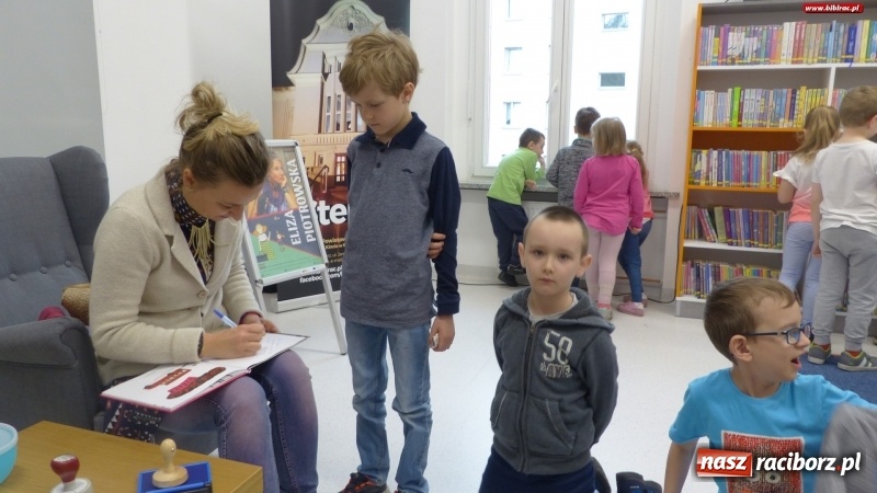 Zdjęcie w galerii na portalu naszraciborz.pl: Z Brazylii wprost do Raciborza. Autorka Tupcia Chrupcia w bibliotece wiadomości z regionu