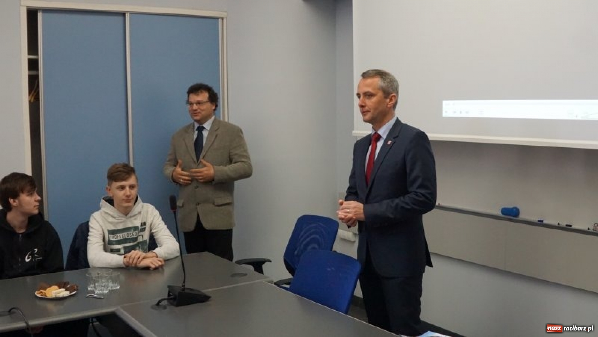 Zdjęcie w galerii na portalu naszraciborz.pl: Zwiedzanie miasta i selfie z prezydentem, czyli wizyta uczniów z Roth w Raciborzu wiadomości z regionu