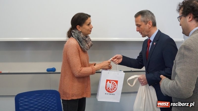 Zdjęcie w galerii na portalu naszraciborz.pl: Zwiedzanie miasta i selfie z prezydentem, czyli wizyta uczniów z Roth w Raciborzu wiadomości z regionu