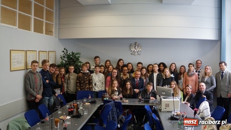 Zdjęcie w galerii na portalu naszraciborz.pl: Zwiedzanie miasta i selfie z prezydentem, czyli wizyta uczniów z Roth w Raciborzu wiadomości z regionu