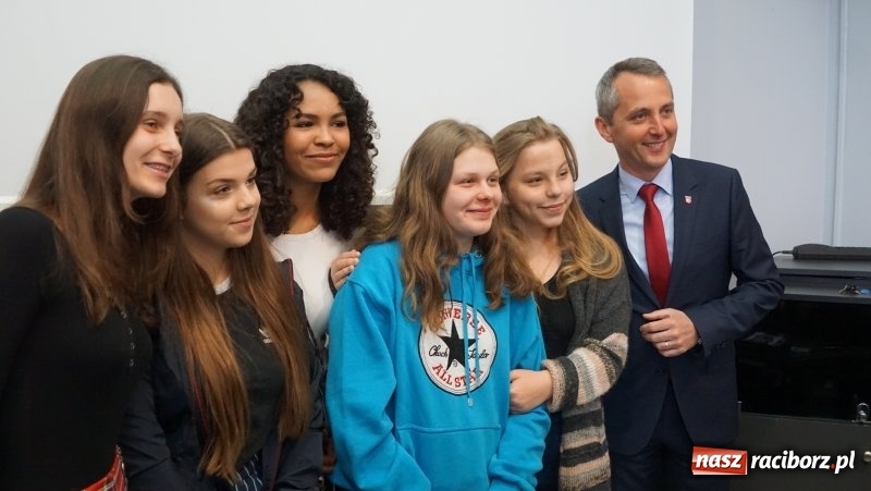 Zdjęcie w galerii na portalu naszraciborz.pl: Zwiedzanie miasta i selfie z prezydentem, czyli wizyta uczniów z Roth w Raciborzu wiadomości z regionu