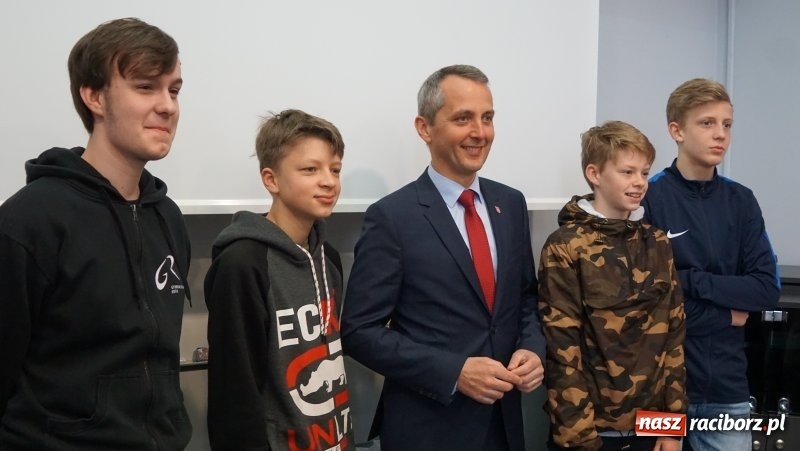 Zdjęcie w galerii na portalu naszraciborz.pl: Zwiedzanie miasta i selfie z prezydentem, czyli wizyta uczniów z Roth w Raciborzu wiadomości z regionu