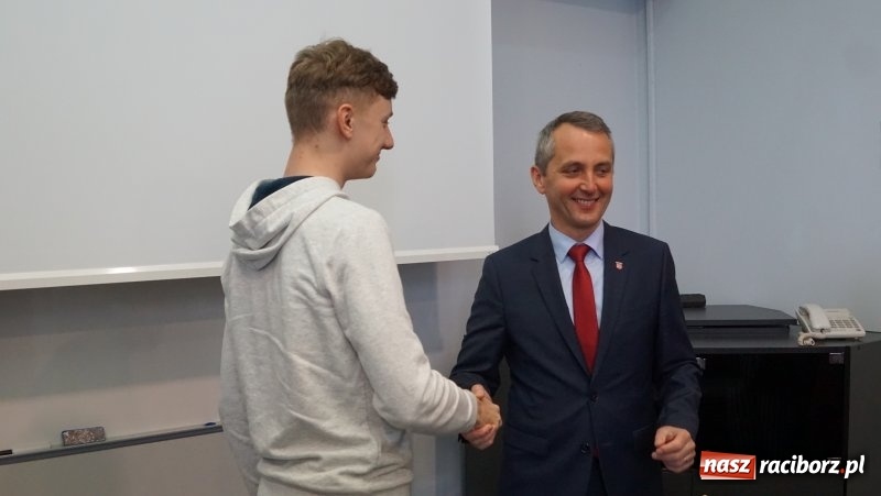 Zdjęcie w galerii na portalu naszraciborz.pl: Zwiedzanie miasta i selfie z prezydentem, czyli wizyta uczniów z Roth w Raciborzu wiadomości z regionu