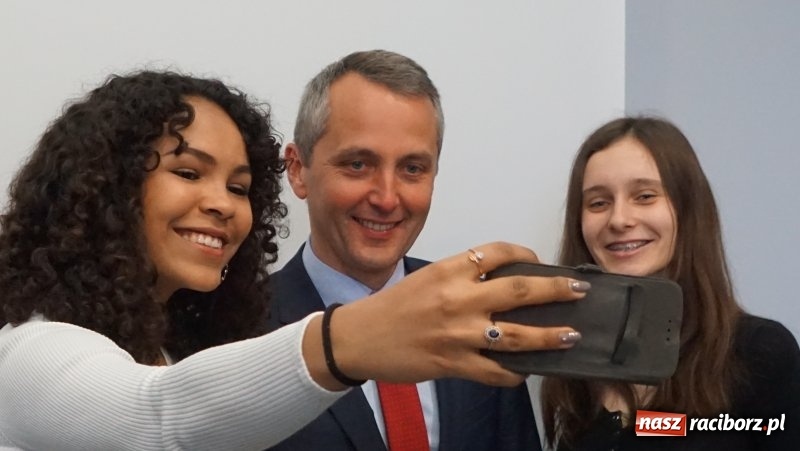 Zdjęcie w galerii na portalu naszraciborz.pl: Zwiedzanie miasta i selfie z prezydentem, czyli wizyta uczniów z Roth w Raciborzu wiadomości z regionu