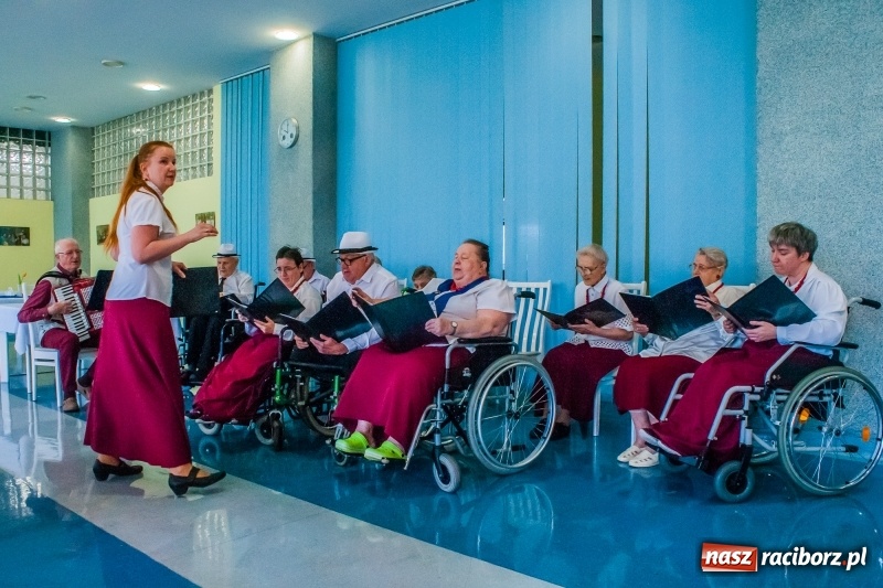 Zdjęcie w galerii na portalu naszraciborz.pl: DPS Złota Jesień zorganizował Dzień Otwarty wiadomości z regionu