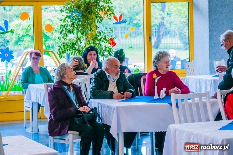 Zdjęcie w galerii na portalu naszraciborz.pl: DPS Złota Jesień zorganizował Dzień Otwarty wiadomości z regionu