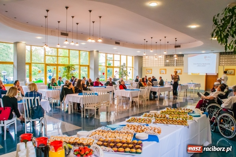 Zdjęcie w galerii na portalu naszraciborz.pl: DPS Złota Jesień zorganizował Dzień Otwarty wiadomości z regionu