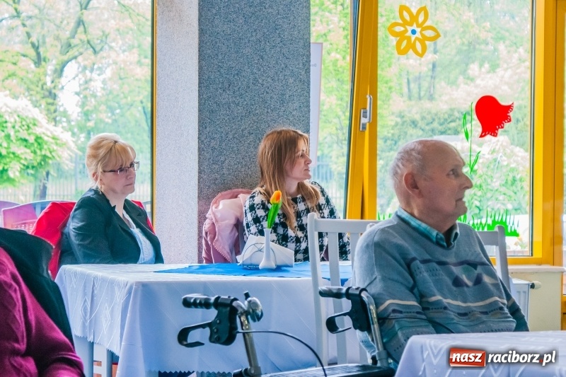 Zdjęcie w galerii na portalu naszraciborz.pl: DPS Złota Jesień zorganizował Dzień Otwarty wiadomości z regionu