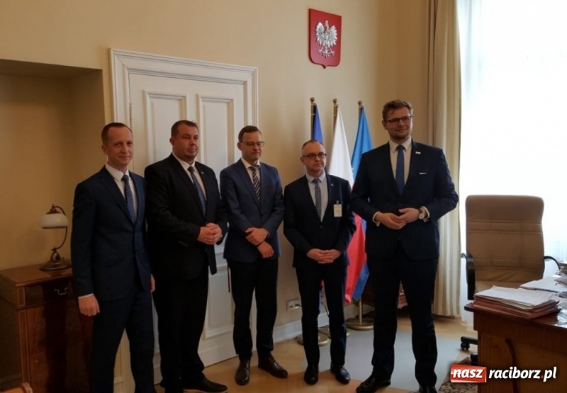 Zdjęcie w galerii na portalu naszraciborz.pl: Blisko pół miliona złotych na ambulans dla powiatu raciborskiego wiadomości z regionu