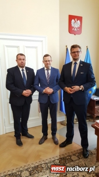 Zdjęcie w galerii na portalu naszraciborz.pl: Blisko pół miliona złotych na ambulans dla powiatu raciborskiego wiadomości z regionu