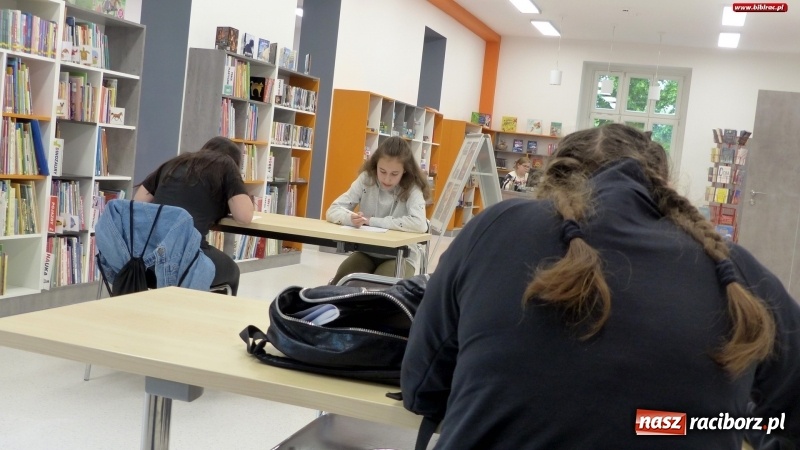 Zdjęcie w galerii na portalu naszraciborz.pl: Apollo i boskie próby. Konkurs wiedzy w bibliotece wiadomości z regionu