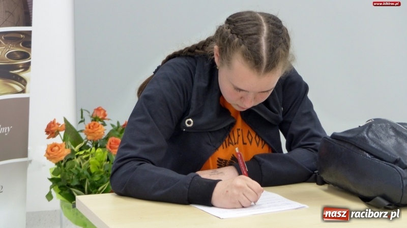 Zdjęcie w galerii na portalu naszraciborz.pl: Apollo i boskie próby. Konkurs wiedzy w bibliotece wiadomości z regionu