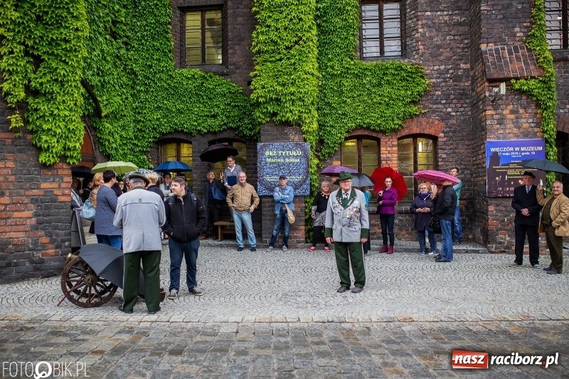 Zdjęcie w galerii na portalu naszraciborz.pl: Noc w raciborskim Muzeum ze starą fotografią wiadomości z regionu
