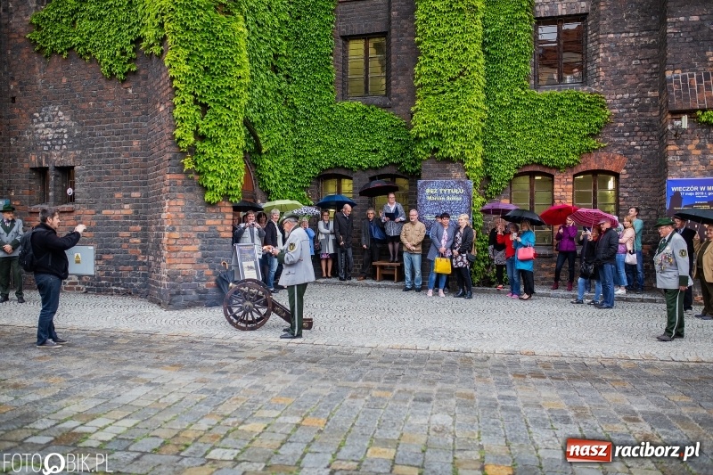 Zdjęcie w galerii na portalu naszraciborz.pl: Noc w raciborskim Muzeum ze starą fotografią wiadomości z regionu
